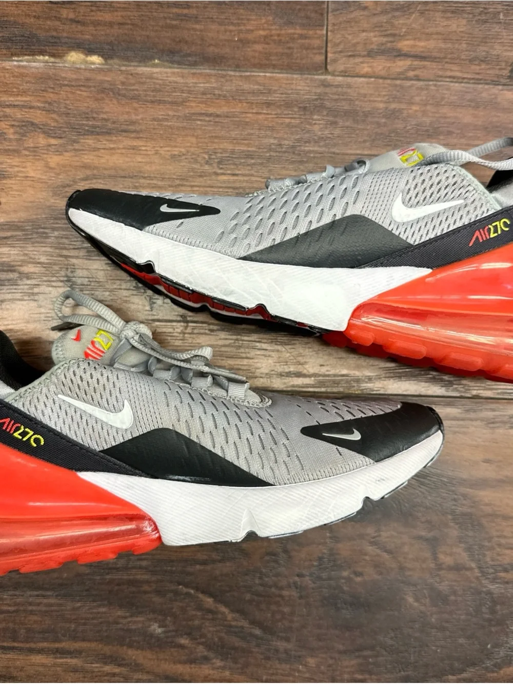 Nike Air Max 270 Wolf Grey Bright Crimson White Size 7y<<<<<412>>>>>>